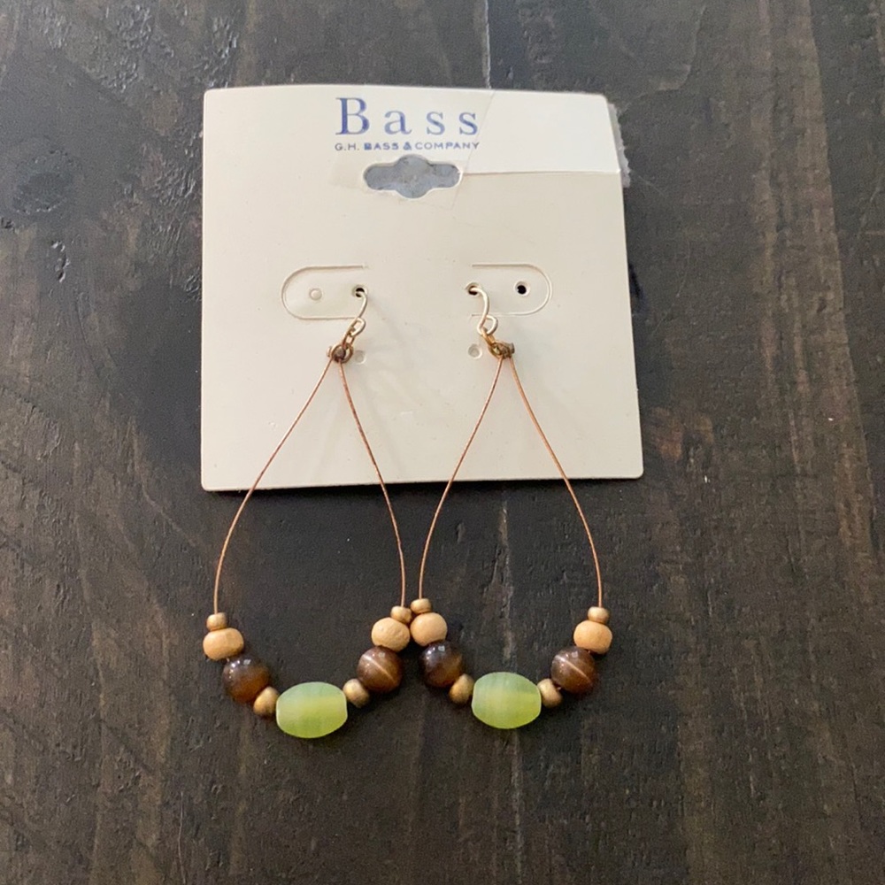 NWT Bass dangle hoop beaded earrings - green